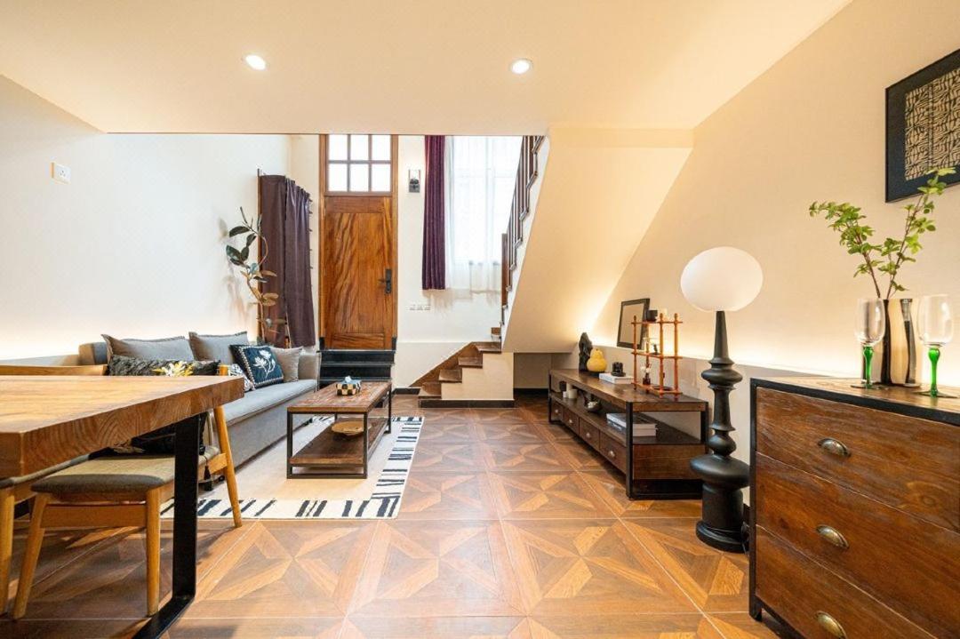 Apartment Hills & Well-time Mcm Family With Terrace Near Line2 Jing'an Temple Shanghai